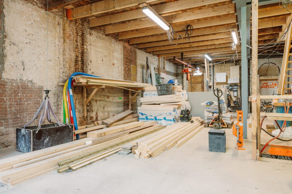 Een kelder in Amsterdam waar de fundering wordt hersteld - Bouwcon