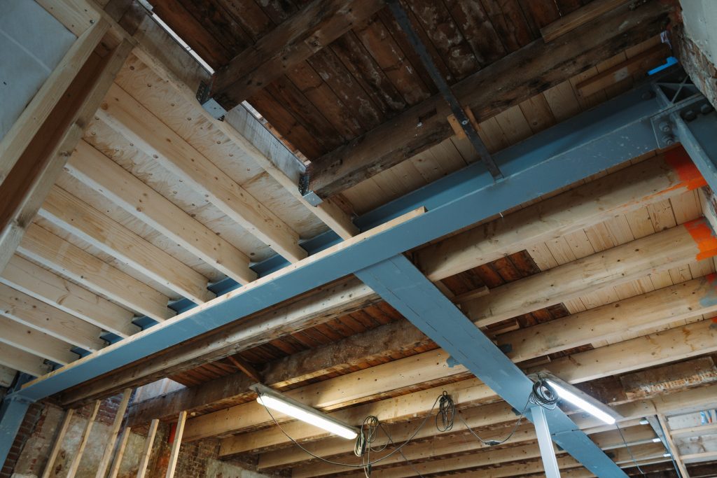 Herstel van dakfundering en dakconstructie in Amsterdam - Bouwcon
