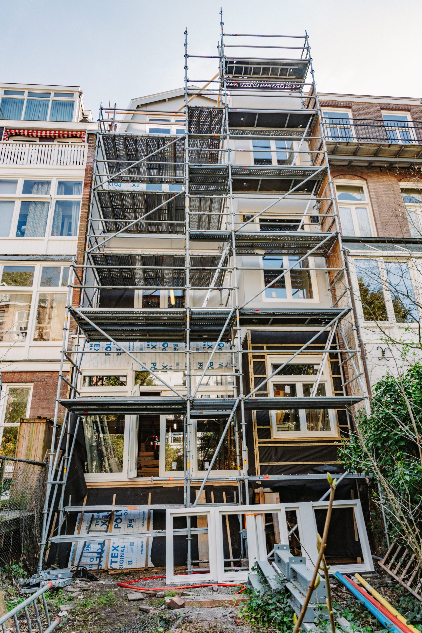 Gebouw in de stijgers, funderingherstel Amsterdam - Bouwcon