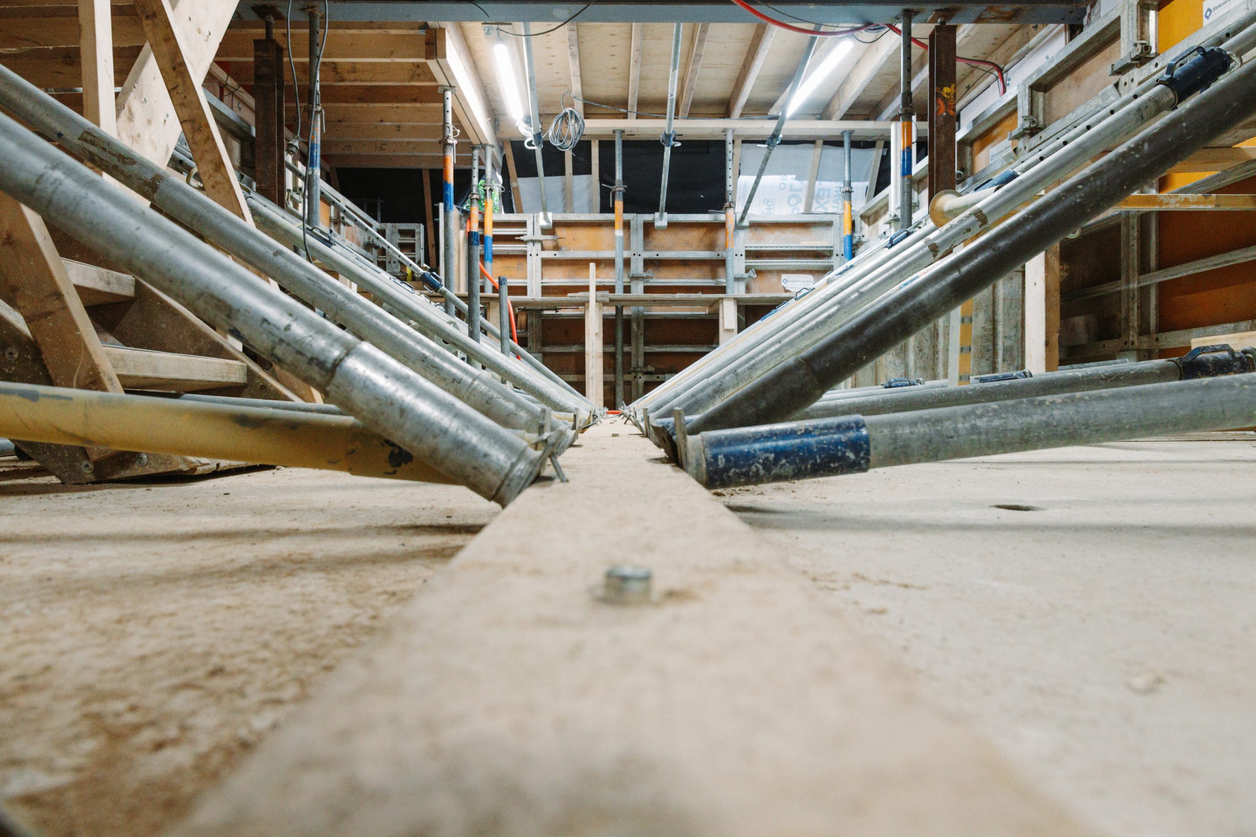 De Grondwater Bypass is een slimme bypass-structuur die de natuurlijke grondwaterstroom rond kelders of funderingen behouden. - Bouwcon