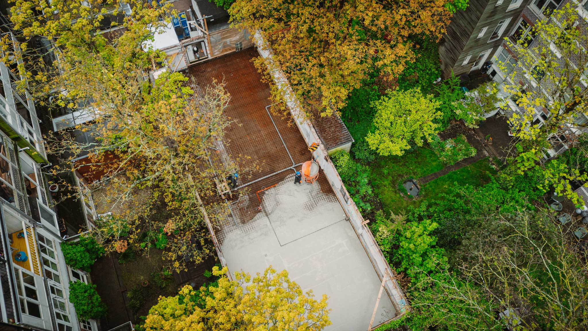 Prefab kelderbouw Amsterdam is vaak de meest betrouwbare route, juist vanwege de hoge grondwaterstand en beperkte werkruimte.
