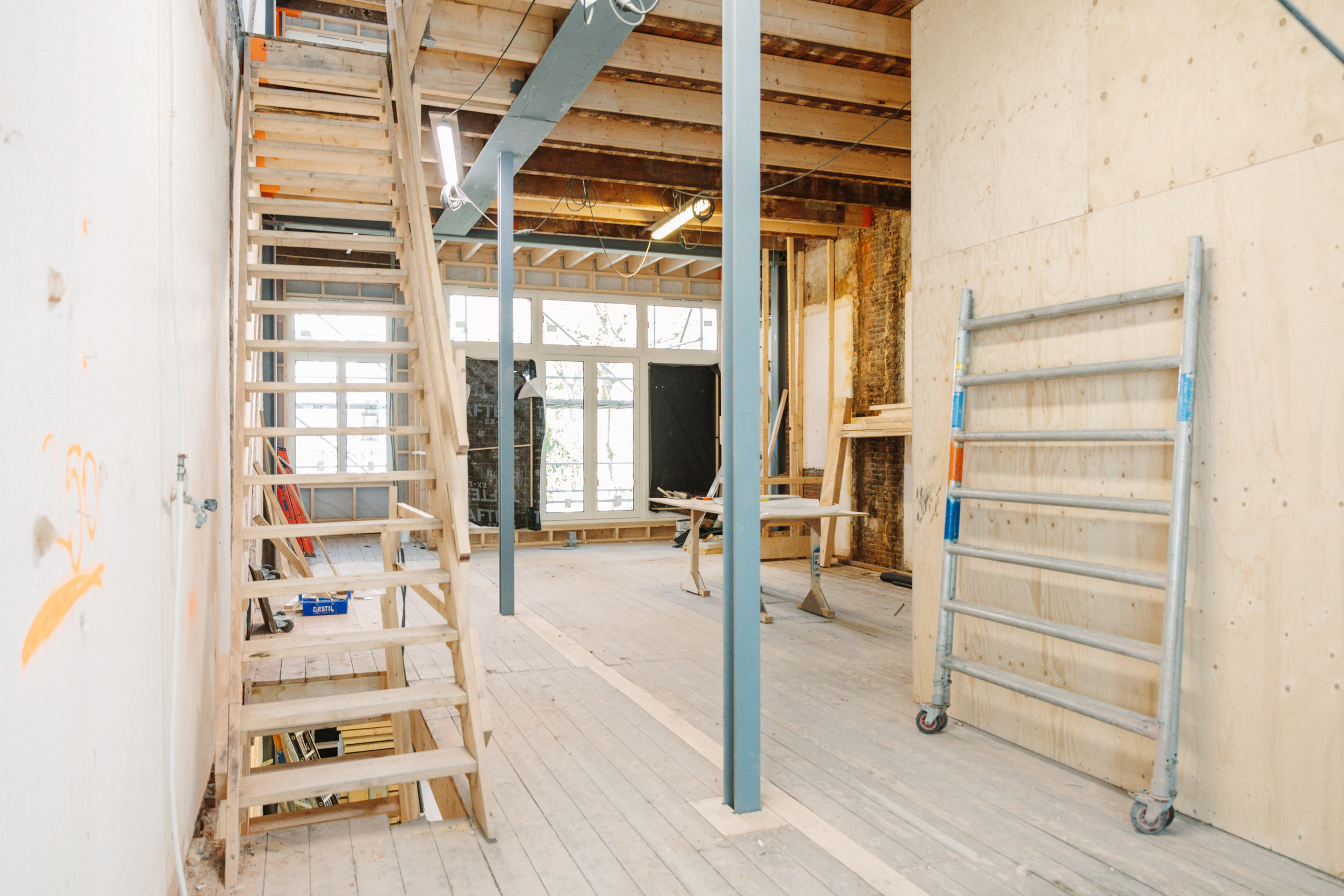 Bouwcon verzorgt de volledige renovatie, van vergunningen tot afbouw.