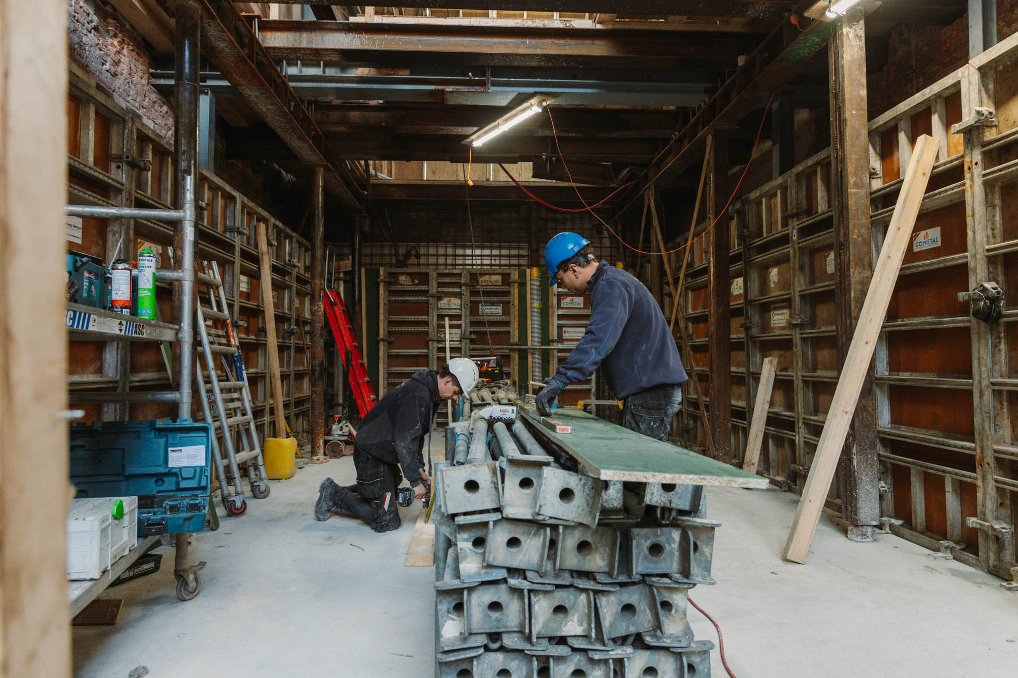 Werklui aan het werk voor Bouwcon in een kelder in Amsterdam