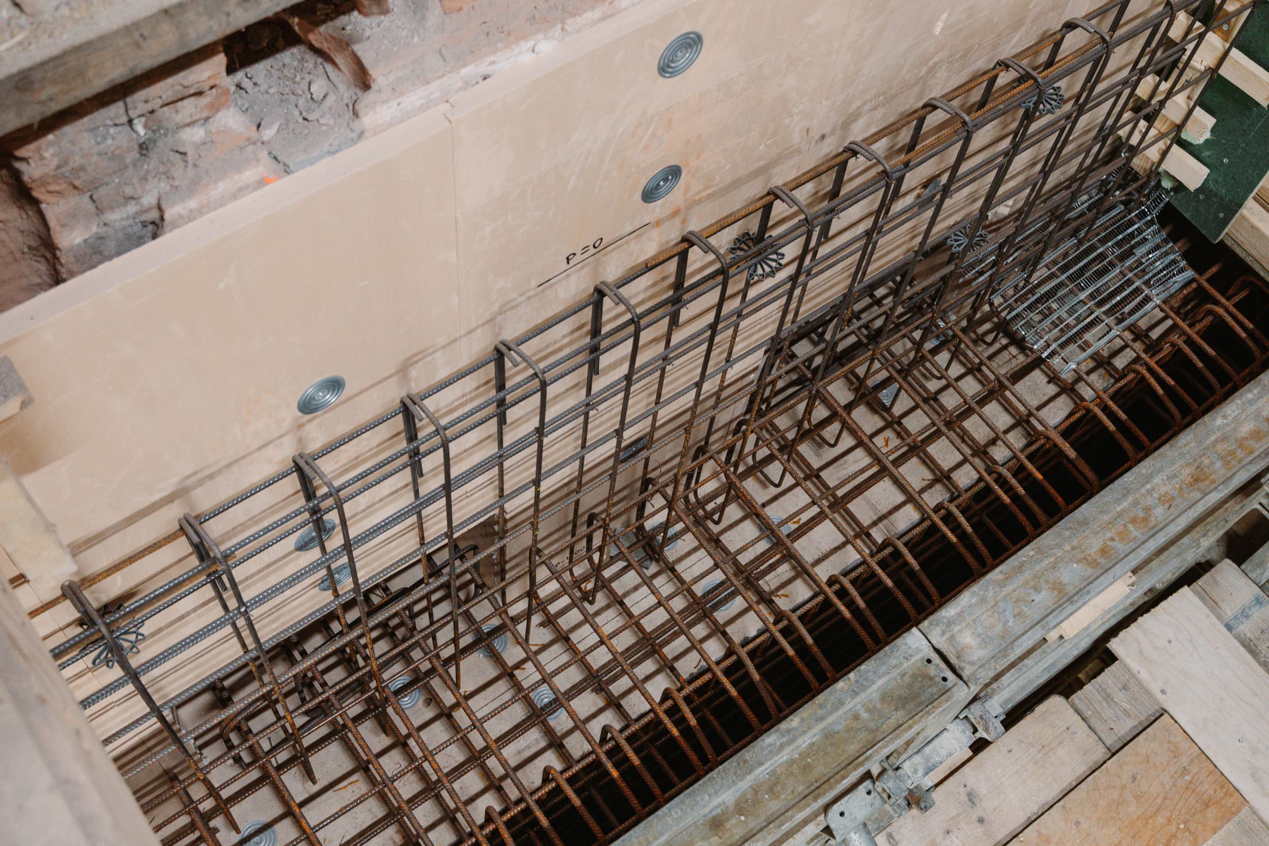 Wapeningsnetten van staal voor een nieuwe betonnen fundering
