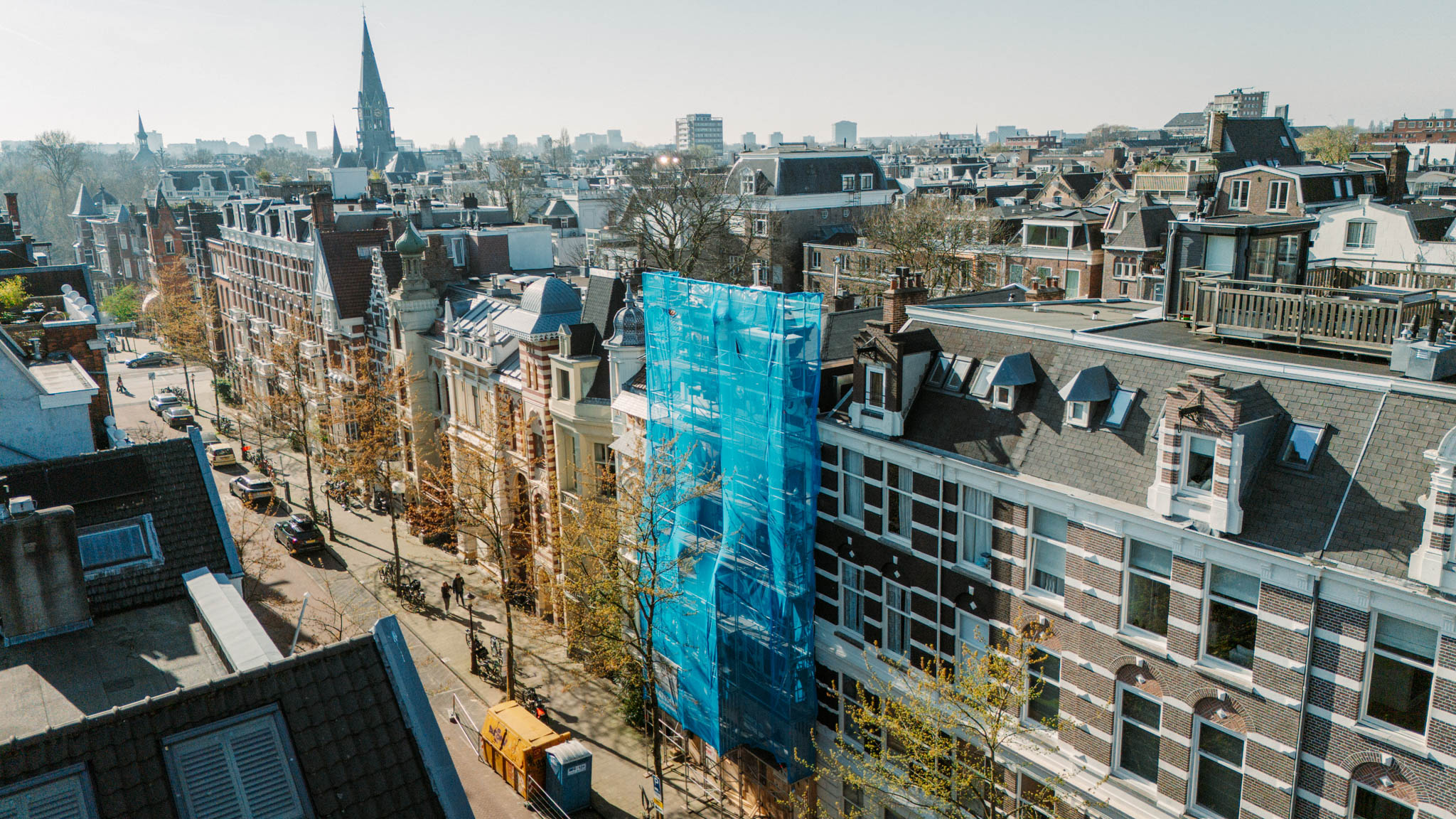 Een pand in Amsterdam waar gewerkt wordt aan funderingsherstel.