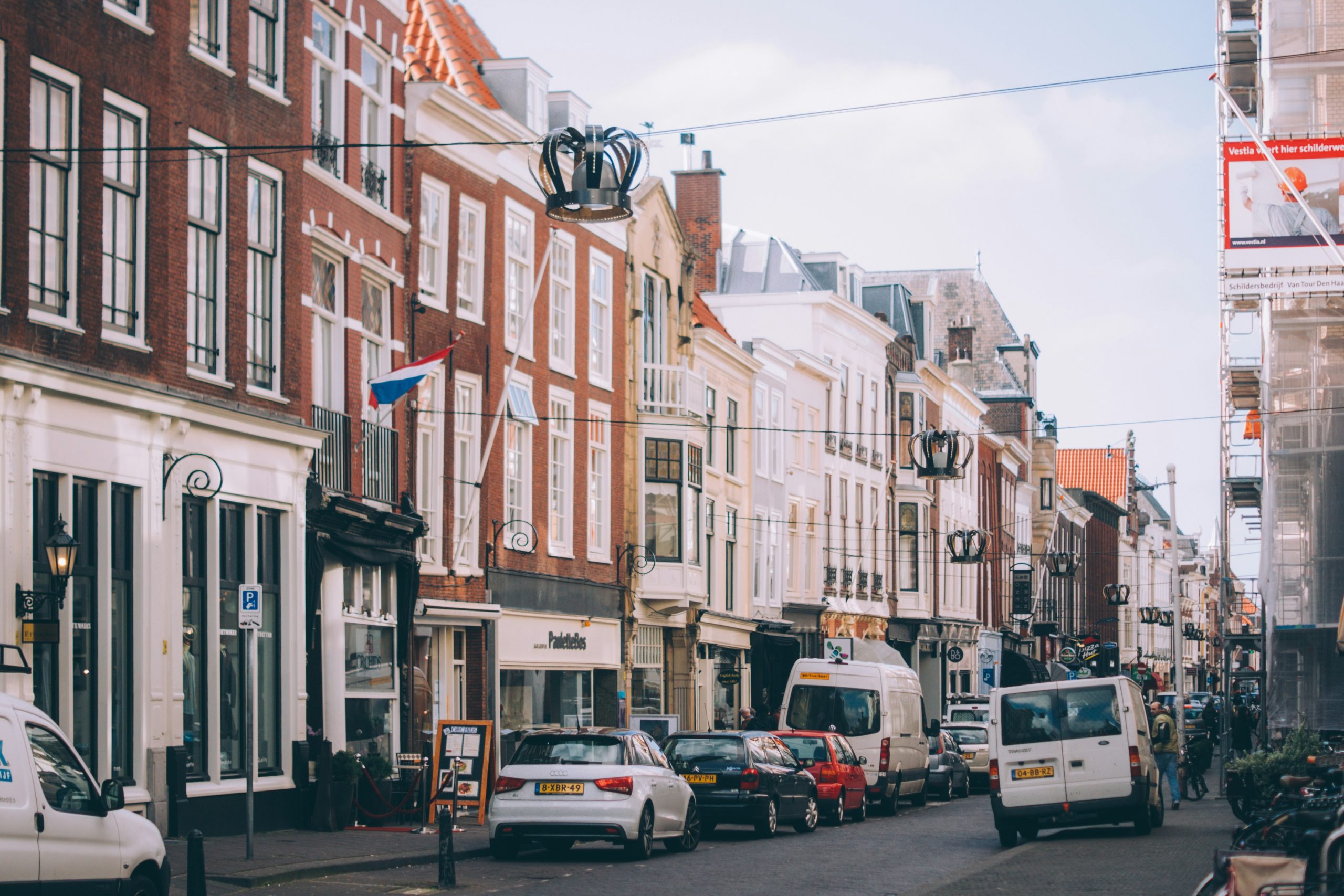 Straat met woningen in Den Haag