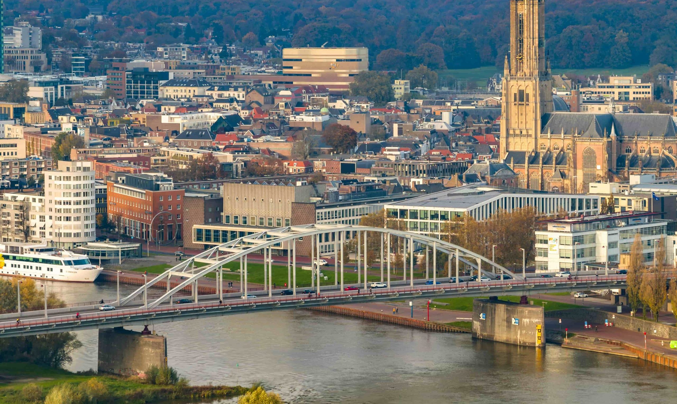 Uitzicht op Arnhem met de Eusebiuskerk en de John Frostbrug over de Nederrijn