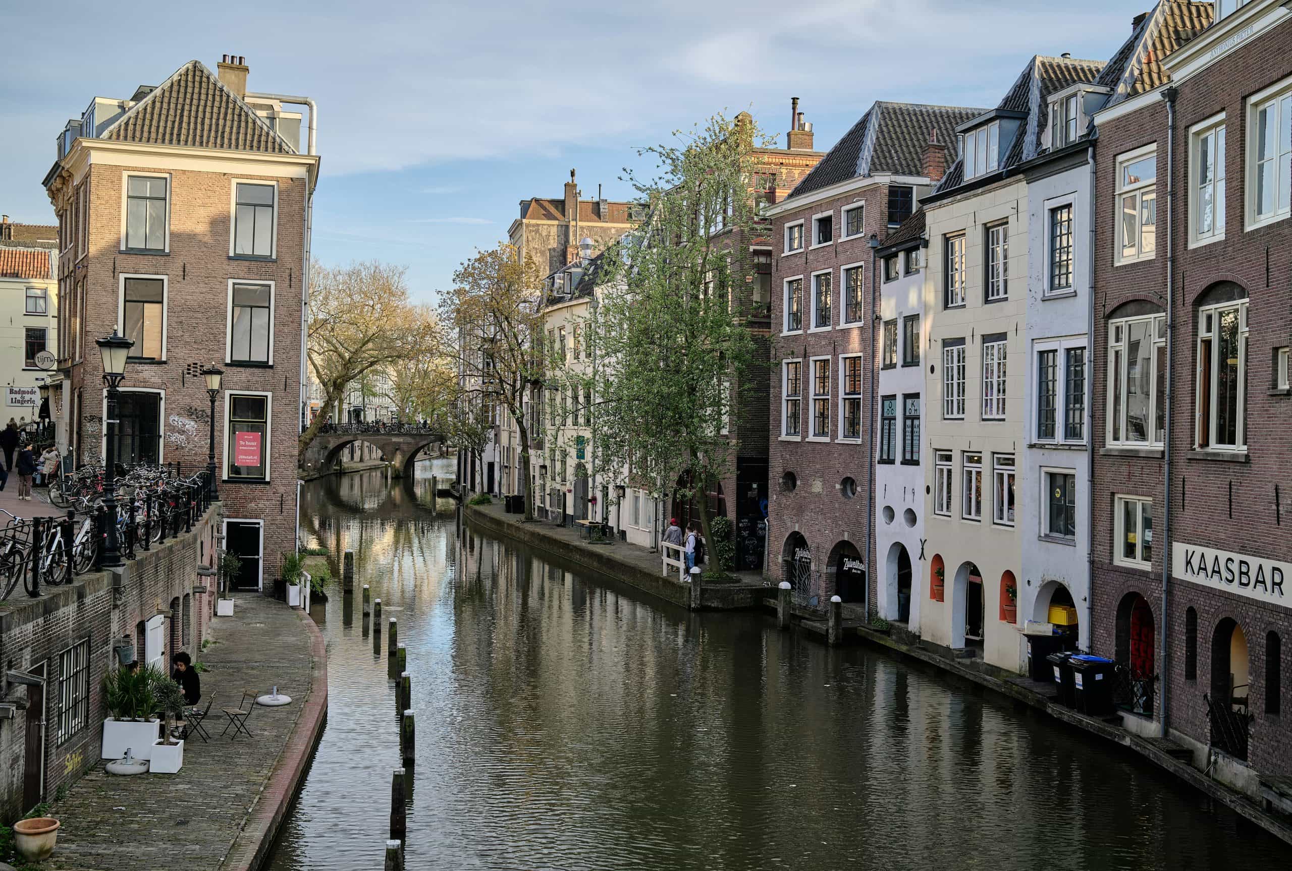De Oudegracht in Utrecht met werven en werfkelders op waterhoogte met funderingsproblemen