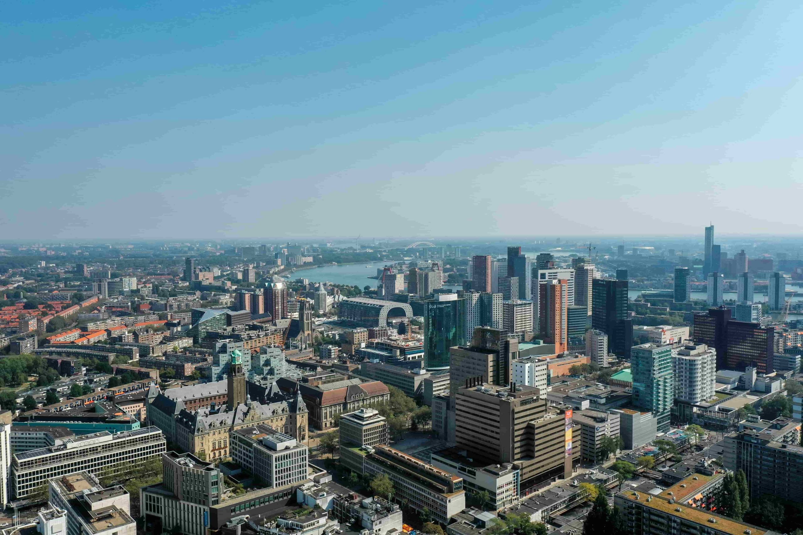 Luchtfoto van Rotterdam met het stadhuis, het centrum, de Maas en vooroorlogse woonwijken, die veel te maken hebben met funderingsproblemen